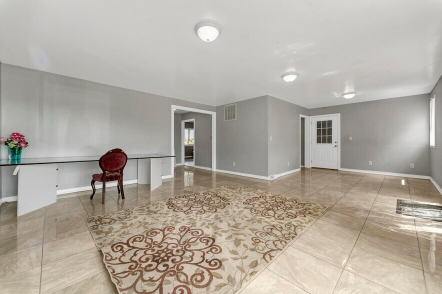 More Photos Of 7969 Richardson Rd, West Bloomfield Office Residential For Sale