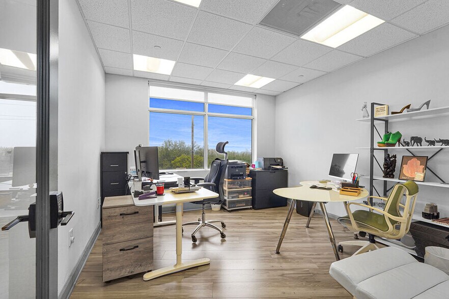More Photos Of 17501 Biscayne Blvd, Aventura Office For Sale