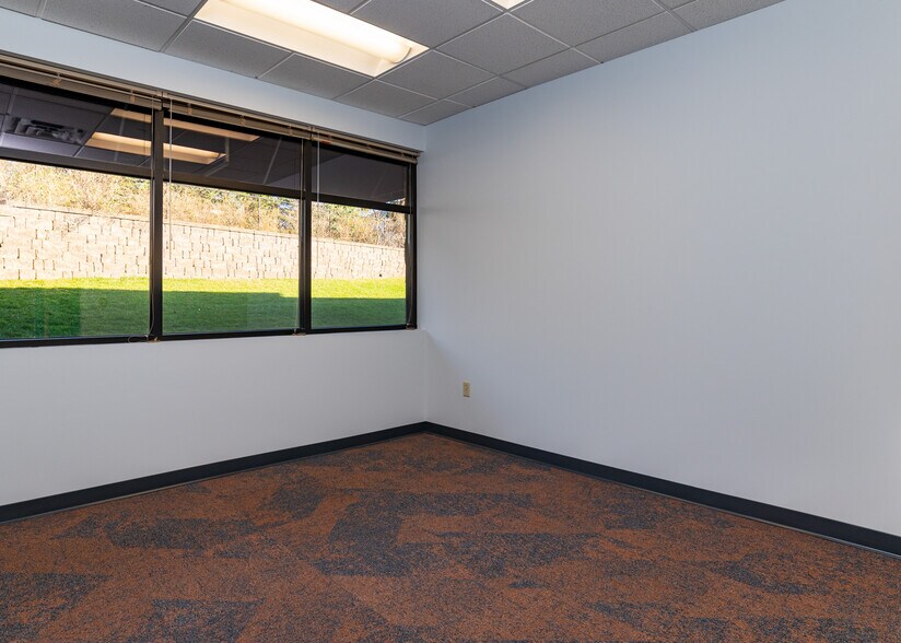 More Photos Of 611 Bielenberg Dr, Woodbury Office For Lease