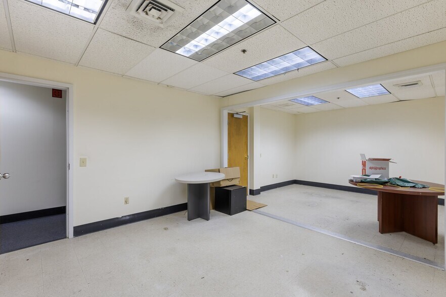 More Photos Of 19-25 Main St, Hartford Office Residential For Sale