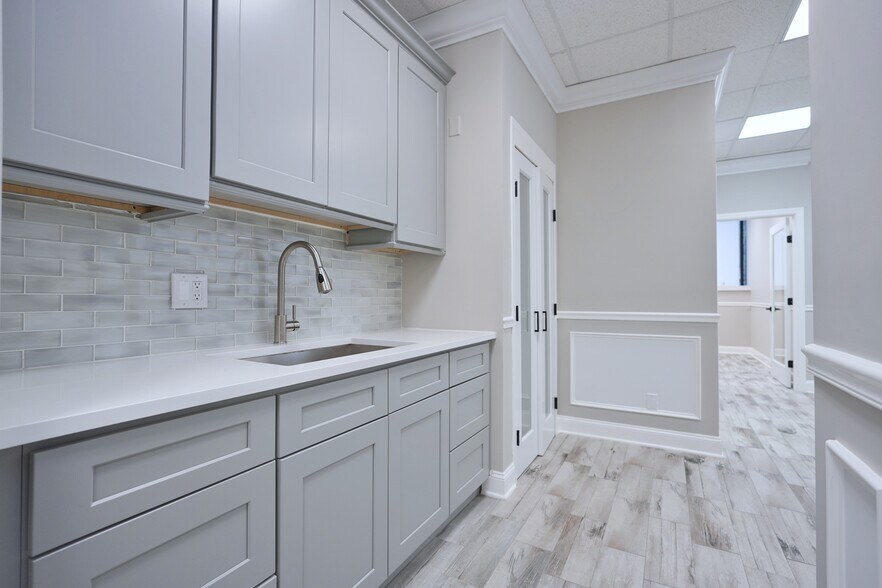 More Photos Of 260 Christopher Ln, Staten Island Medical For Lease