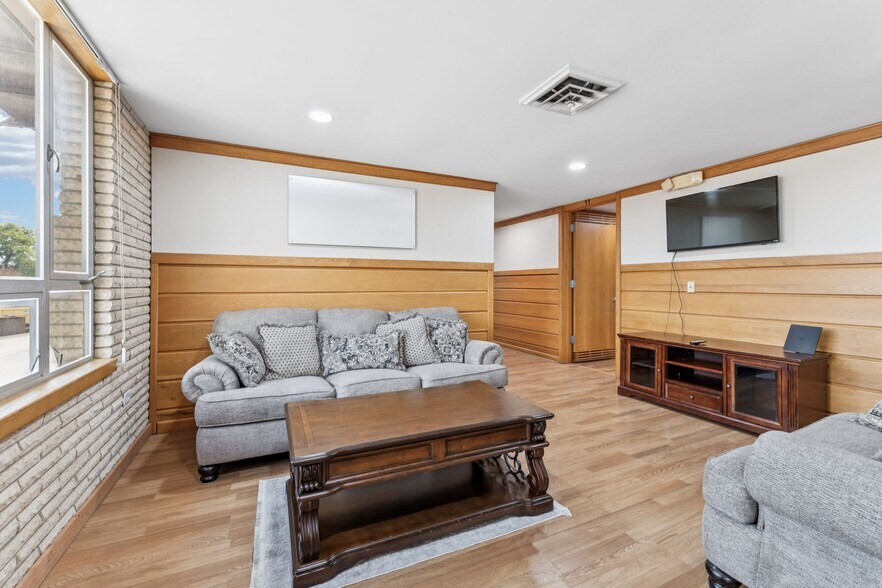 More Photos Of 506 College St W, Fayetteville Office Residential For Sale