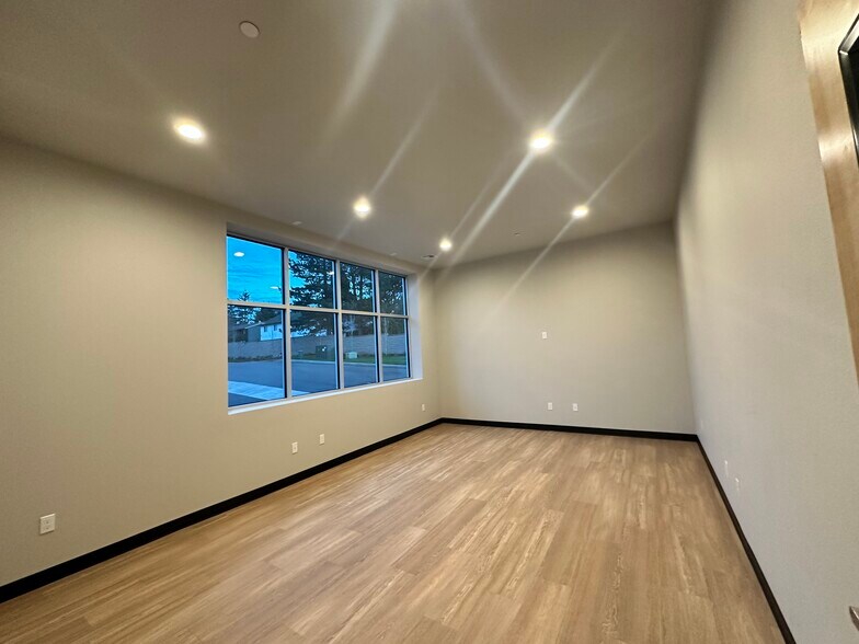 More Photos Of 21600 SE Stark St, Gresham Service For Lease