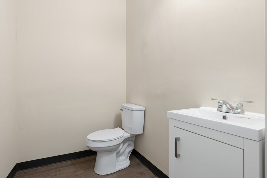 More Photos Of 109 W Main St, Itasca Storefront For Lease