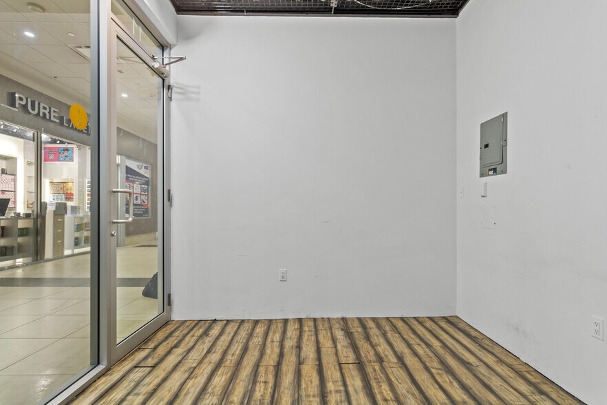 More Photos Of 384 Yonge St, Toronto Apartments For Lease