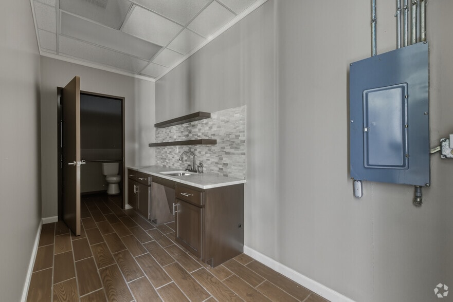 More Photos Of 1800 Sherwood Forest St, Houston Warehouse For Lease