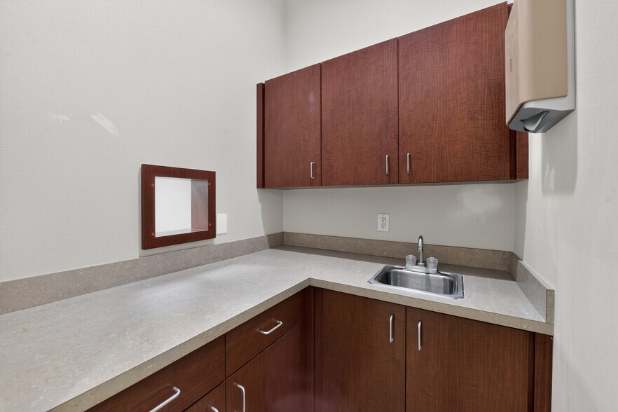 More Photos Of 2555 Pinellas Point Dr S, Saint Petersburg Veterinarian Kennel For Sale