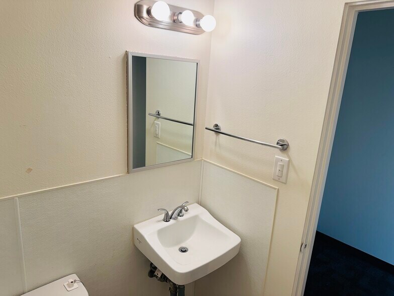 More Photos Of 4891 Ronson Ct, San Diego Warehouse For Lease