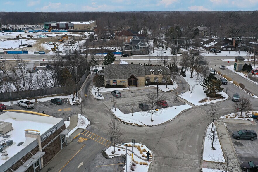 More Photos Of 2595 Waukegan Rd, Bannockburn Bank For Lease