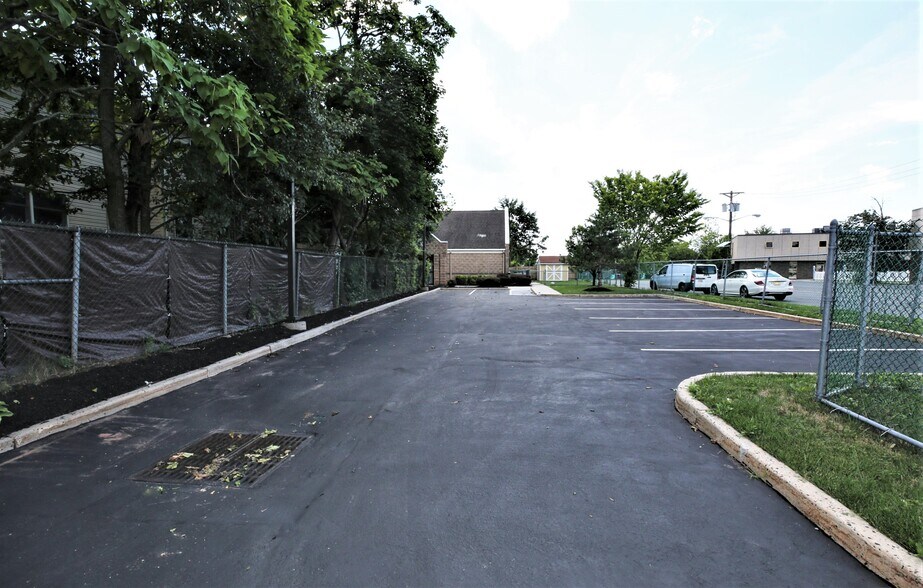 More Photos Of 60 Millstone Rd, Somerset Light Distribution For Lease
