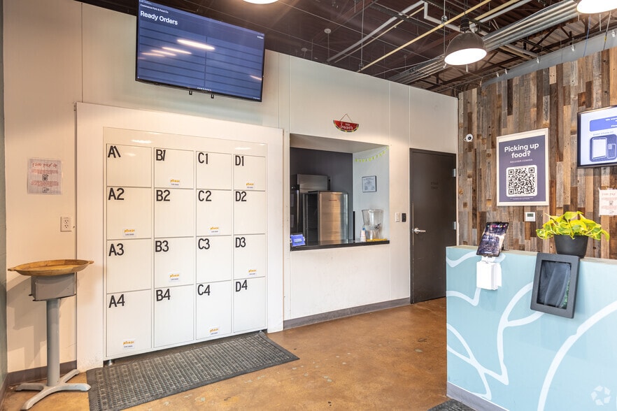 More Photos Of 921 W Commerce St, Dallas Warehouse For Lease