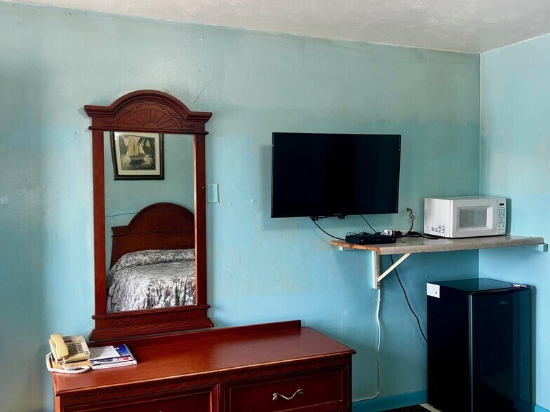 More Photos Of 1717 Cornhusker Hwy, Lincoln Hotel For Sale
