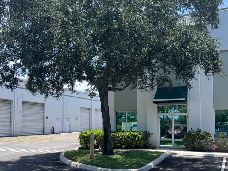 More Photos Of 2721 NW 19th St, Pompano Beach Showroom For Sale