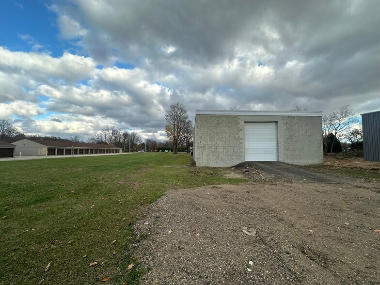 More Photos Of 57582 N Main St, Three Rivers Flex For Lease