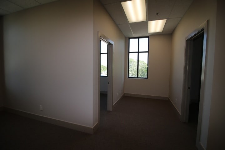More Photos Of 409 N Oak St, Roanoke Storefront Retail Office For Lease