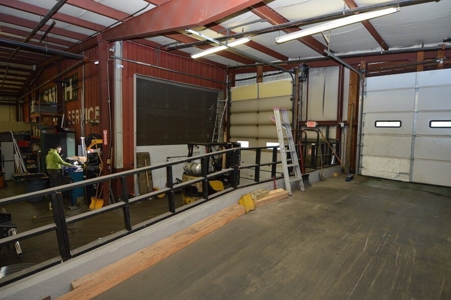 More Photos Of 384 Hartford Tpke, Shrewsbury Warehouse For Lease