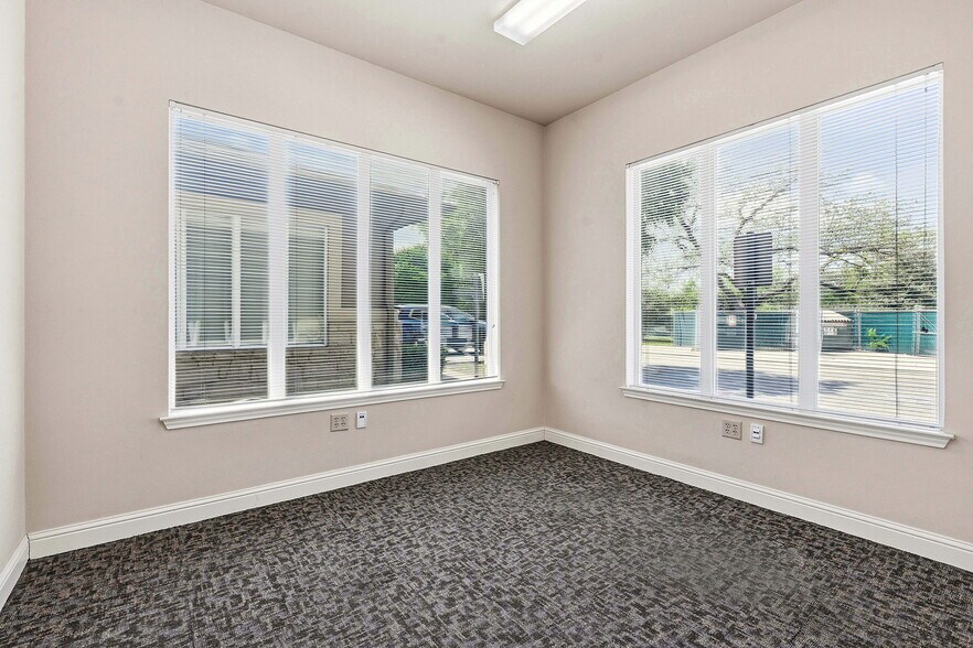 More Photos Of 13284 Pond Springs Rd, Austin Office For Sale
