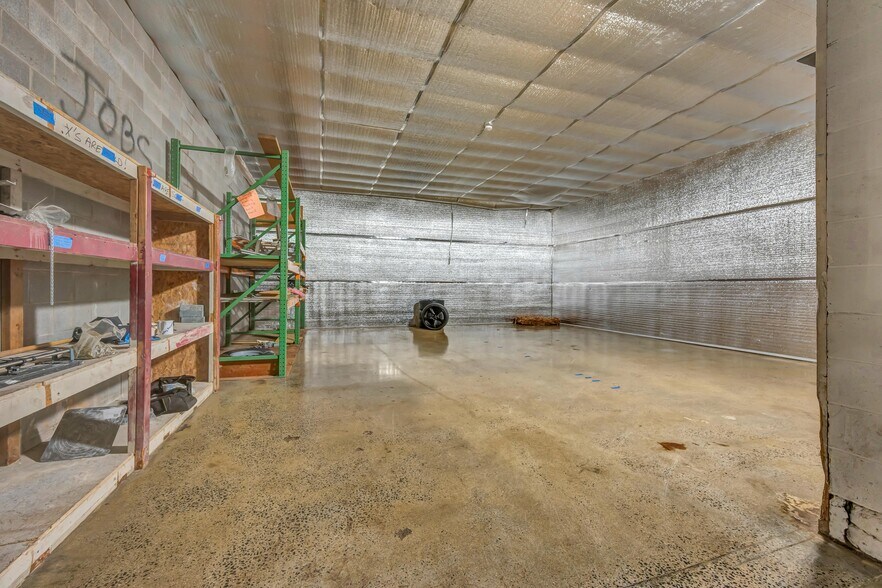 More Photos Of 2391 S Main St, Waterbury Showroom For Sale