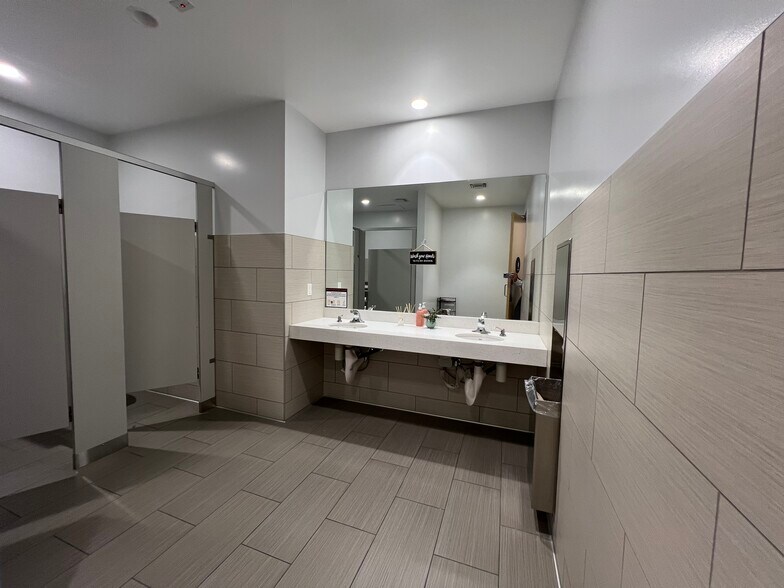 More Photos Of 21123 Nordhoff St, Chatsworth Warehouse For Lease