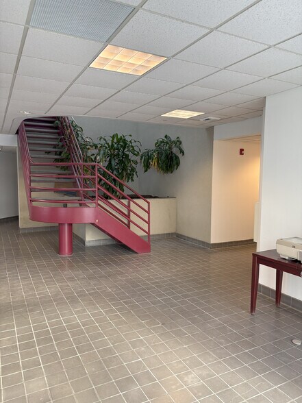 More Photos Of 146 Tower Dr, Middletown Manufacturing For Sale