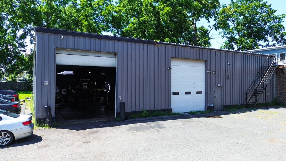 More Photos Of 47 Billard St, Meriden Showroom For Sale