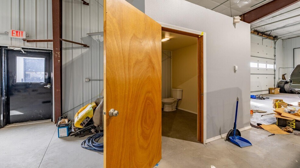 More Photos Of 528 Blackburn St, Cody Auto Repair For Sale