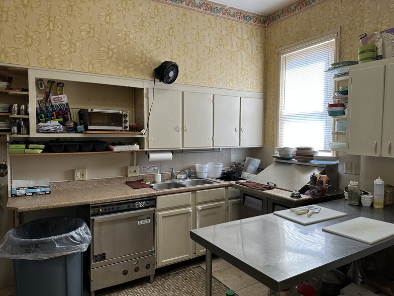 More Photos Of 207 N 5th St, Hannibal Restaurant For Sale