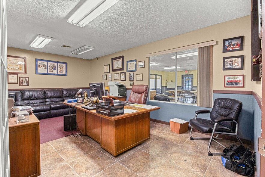 More Photos Of 1031 NE 16th St, Ocala Manufacturing For Lease