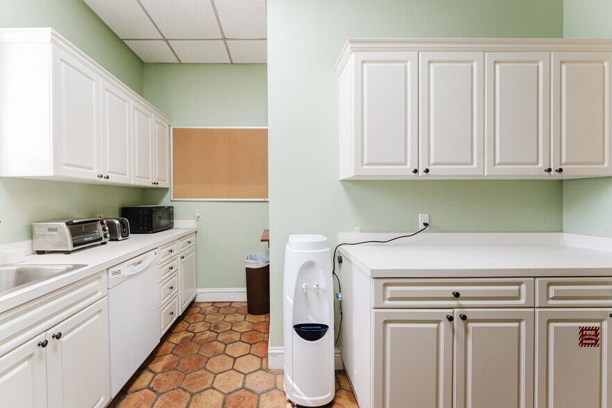 More Photos Of 2120 N Dixie Hwy, Boca Raton Unknown For Lease