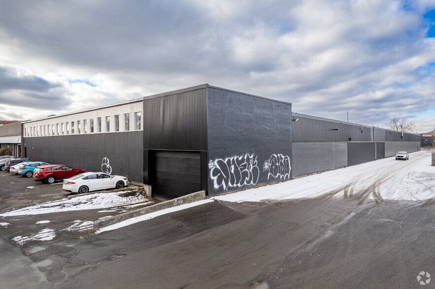 Primary Photo Of 5045 Rue Ontario E, Montréal Showroom For Sale