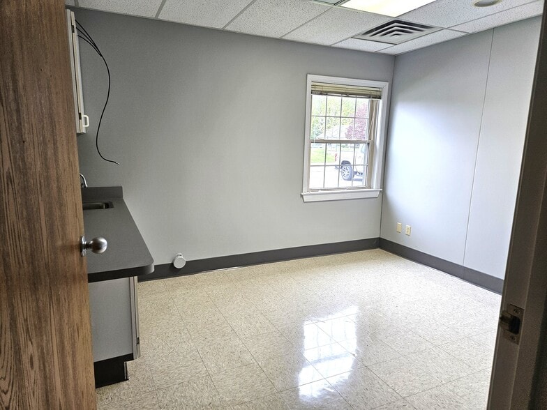 More Photos Of 4700 Mcleod Dr E, Saginaw Medical For Lease