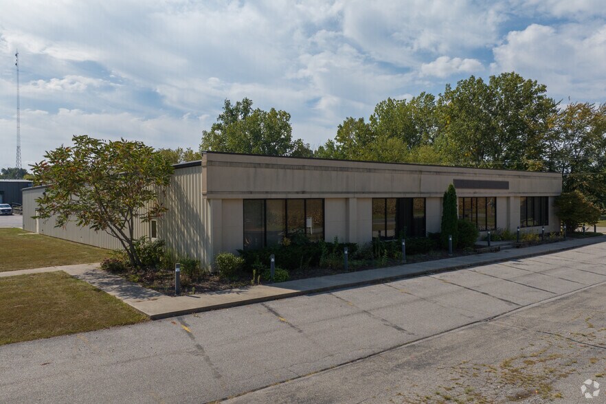 More Photos Of 8645 E Backwater Rd, North Webster Showroom For Sale
