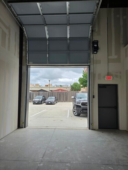 More Photos Of 9850 Huebner Rd, San Antonio Flex For Lease
