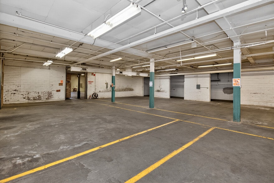 More Photos Of 1017 E 7th St N, Newton Office For Sale