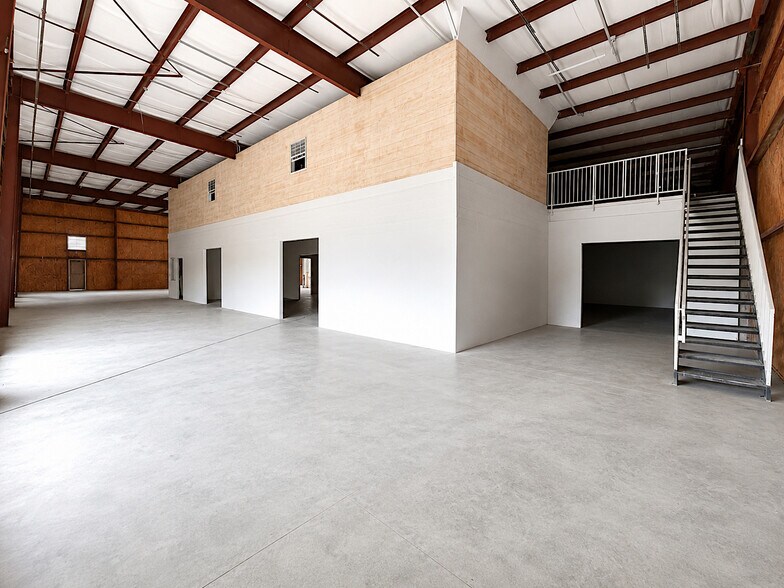 More Photos Of 3508 Wellsite Dr, Norman Distribution For Sale