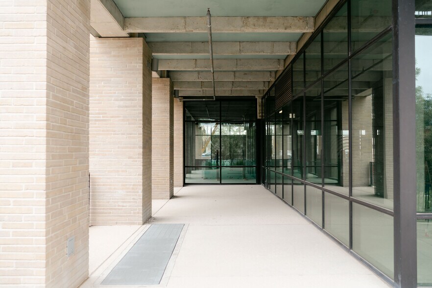 More Photos Of 711 Broadway St, San Antonio Office For Sale