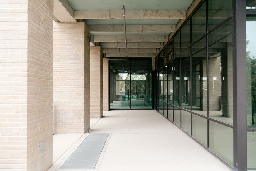 More Photos Of 711 Broadway St, San Antonio Office For Lease