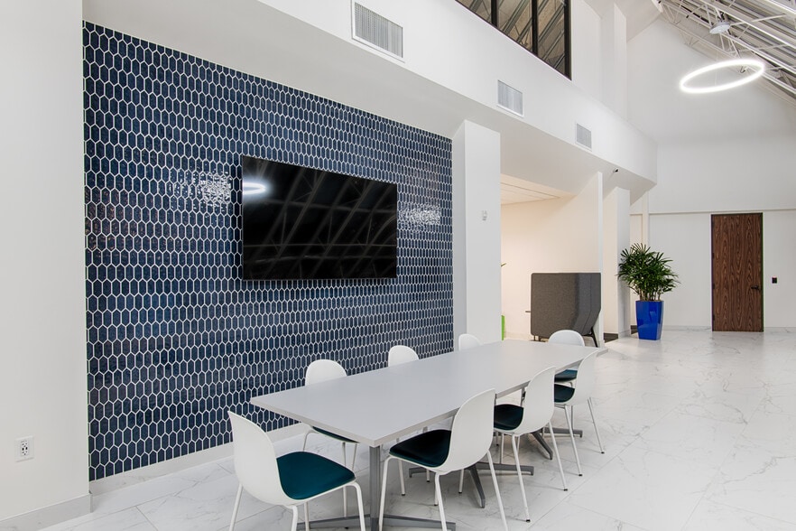 More Photos Of 8200 Brookriver Dr, Dallas Unknown For Lease