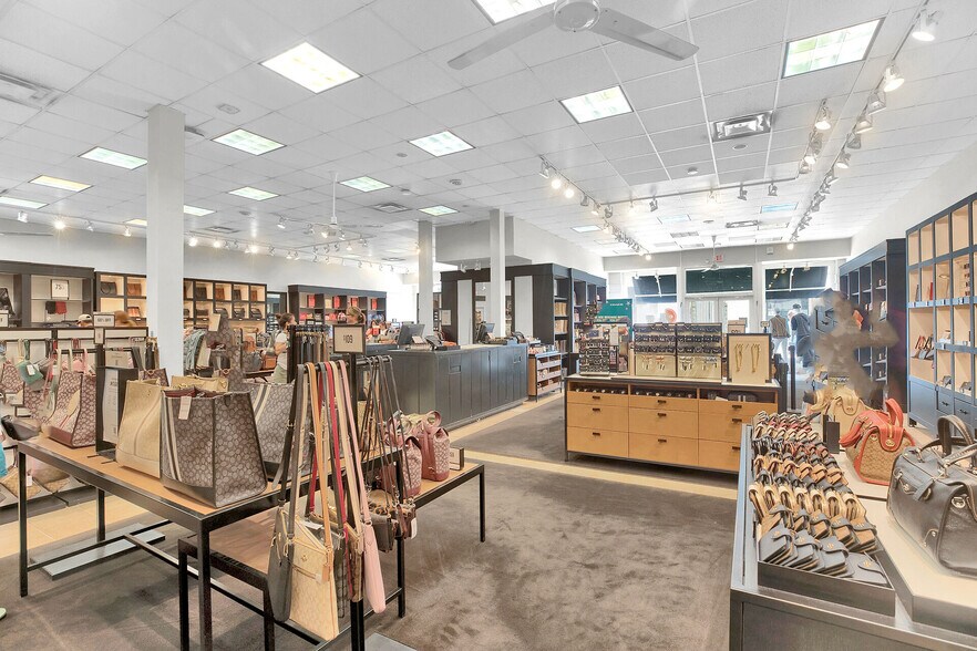 More Photos Of 515-517 Duval St, Key West Storefront Retail Office For Sale