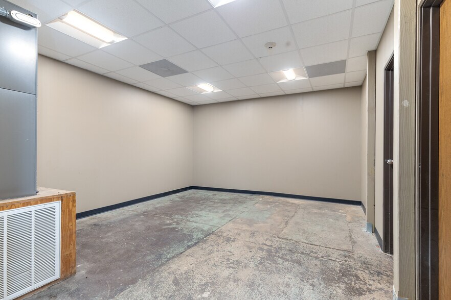 More Photos Of 212 S Main St, Grove Office For Sale