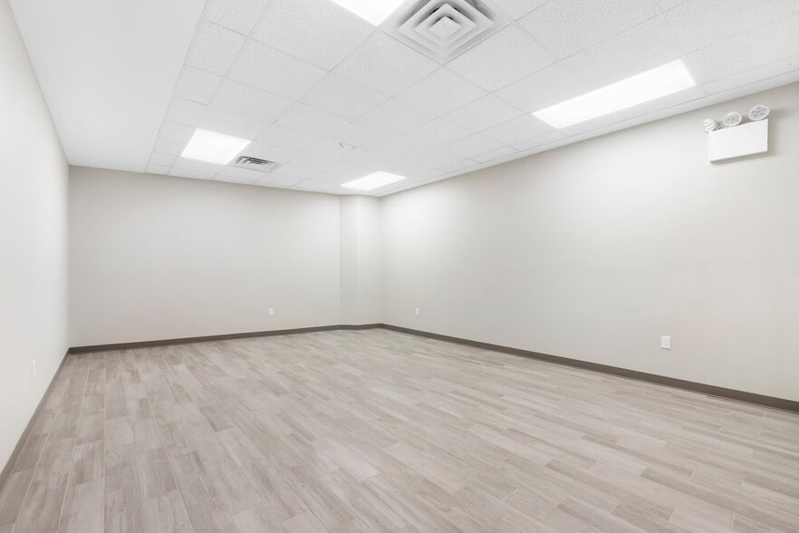 More Photos Of 25 Victory Blvd, Staten Island Office For Lease