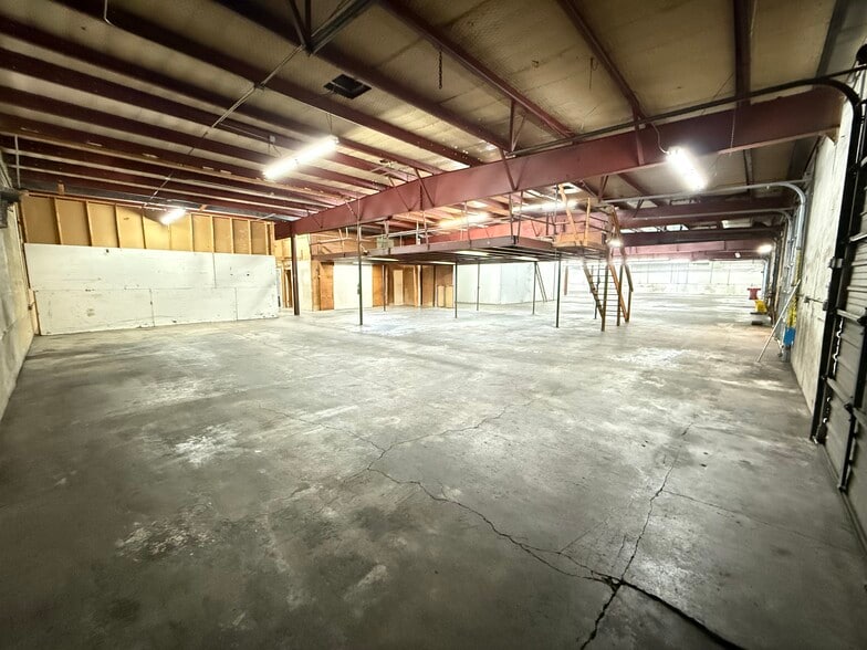 More Photos Of 11104 N Lamar Blvd, Austin Showroom For Lease