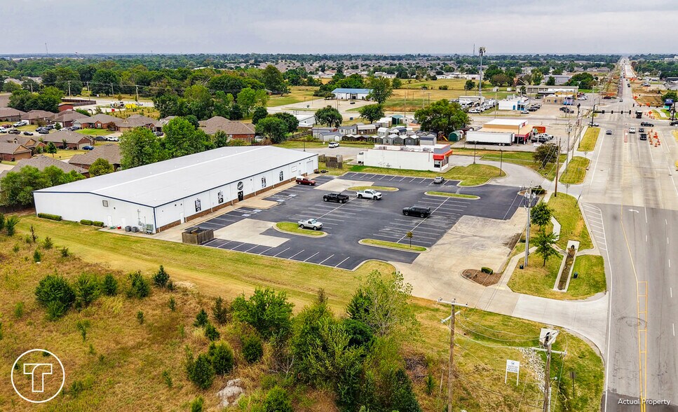 More Photos Of 11693 N Garnett Rd, Collinsville Showroom For Sale