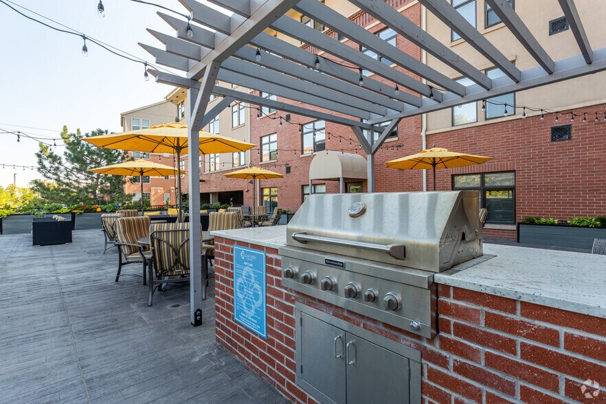 More Photos Of 1027 Washington Ave, Golden Apartments For Lease