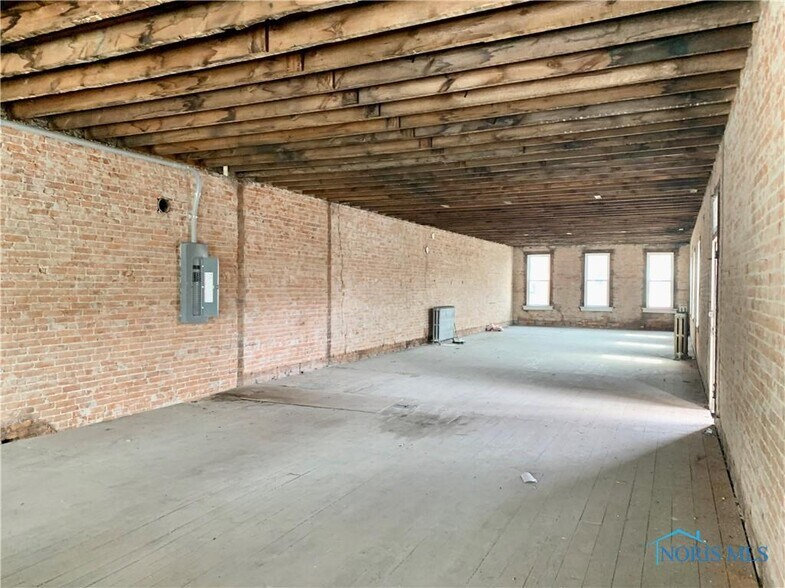 More Photos Of 123 N Michigan Ave, Edgerton Storefront Retail Office For Sale