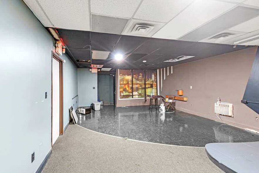 More Photos Of 200 W 4th St, Plainfield Light Distribution For Lease