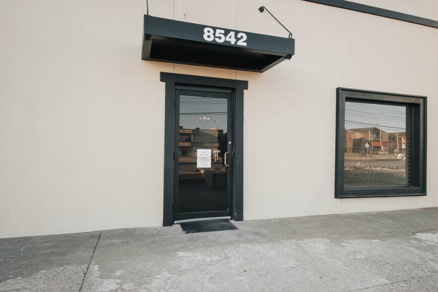 More Photos Of 8532-8548 E 41st St, Tulsa Freestanding For Lease