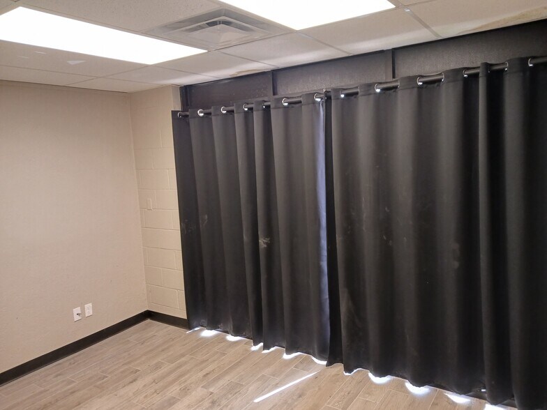 More Photos Of 4229 Royal Ave, Oklahoma City Flex For Lease