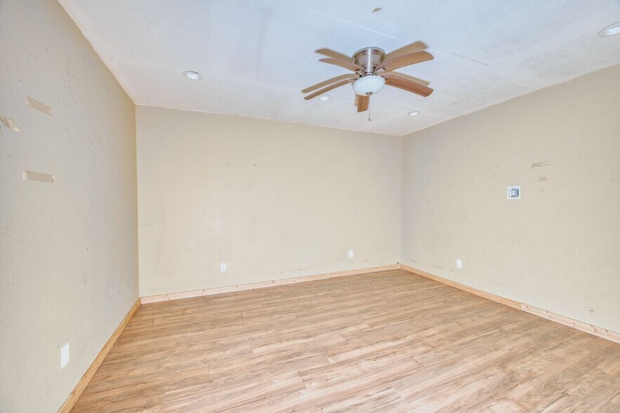 More Photos Of 326 Chestnut St, Virginia Storefront Retail Office For Sale