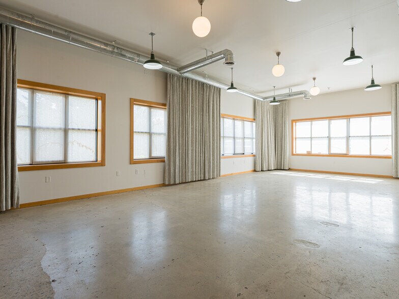 More Photos Of 701 Oriole Dr, Hendersonville Warehouse For Sale